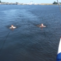 Jip en Maas achter de boot